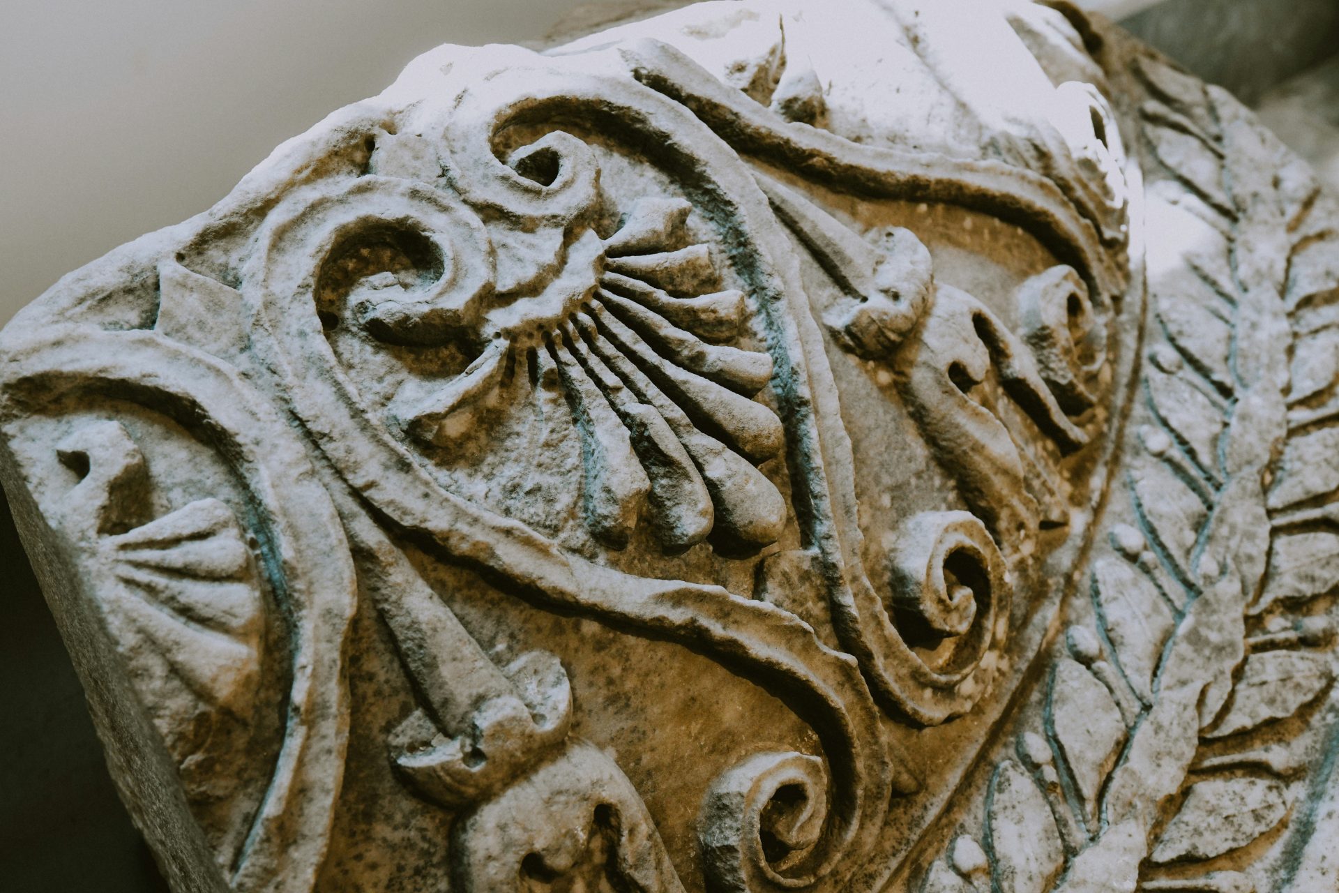 Nahaufnahme eines Dekorationsgegenstands auf einem Tisch